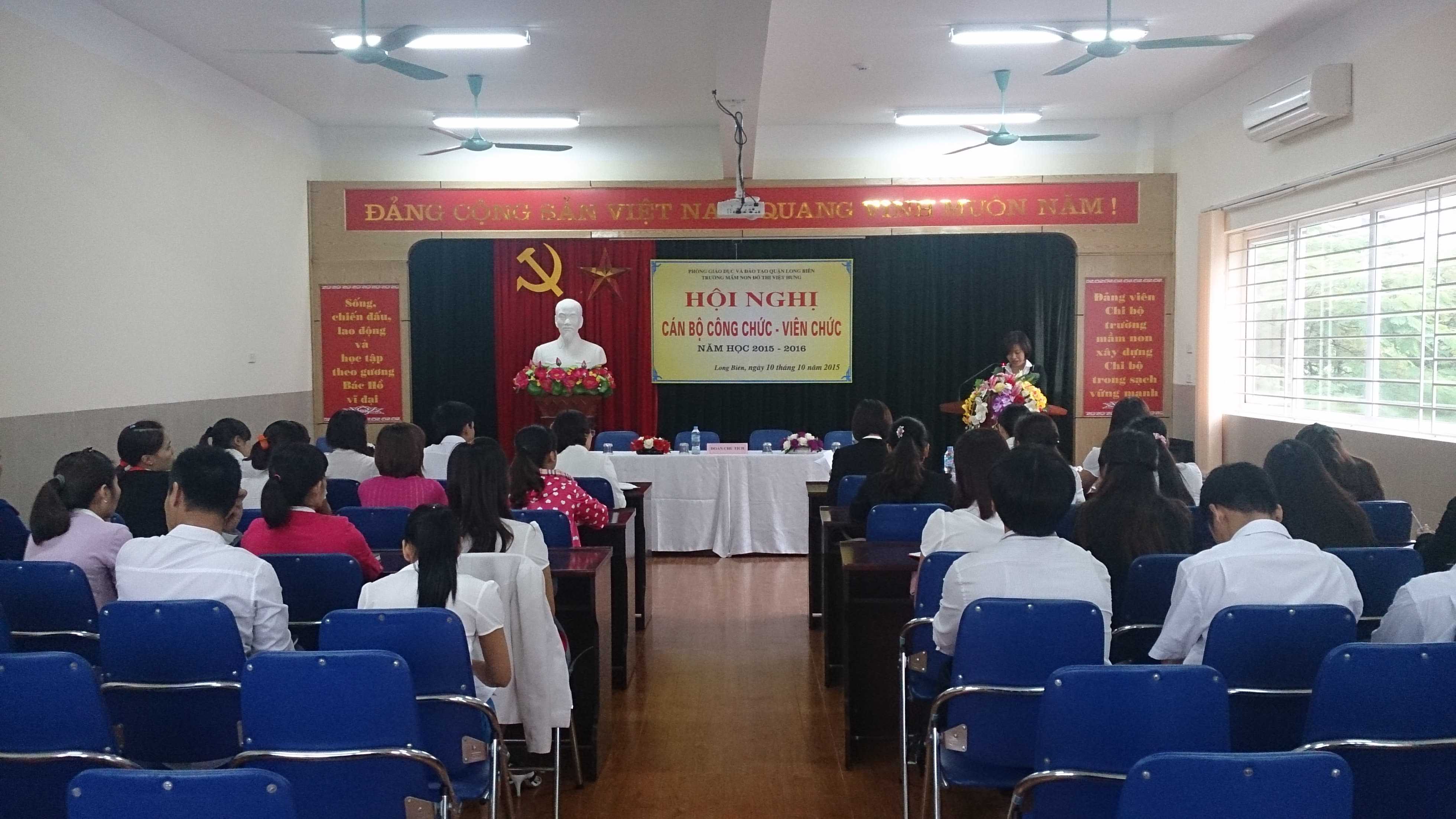 Đ/c Trần Thị Tuyết Nhung mở đầu hội nghị.