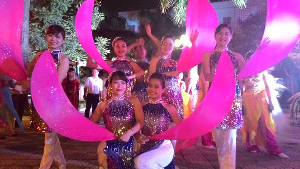Các cô giáo trường mầm non đô thị Việt Hưng tham gia liên hoan văn nghệ phường Giang Biên 4.