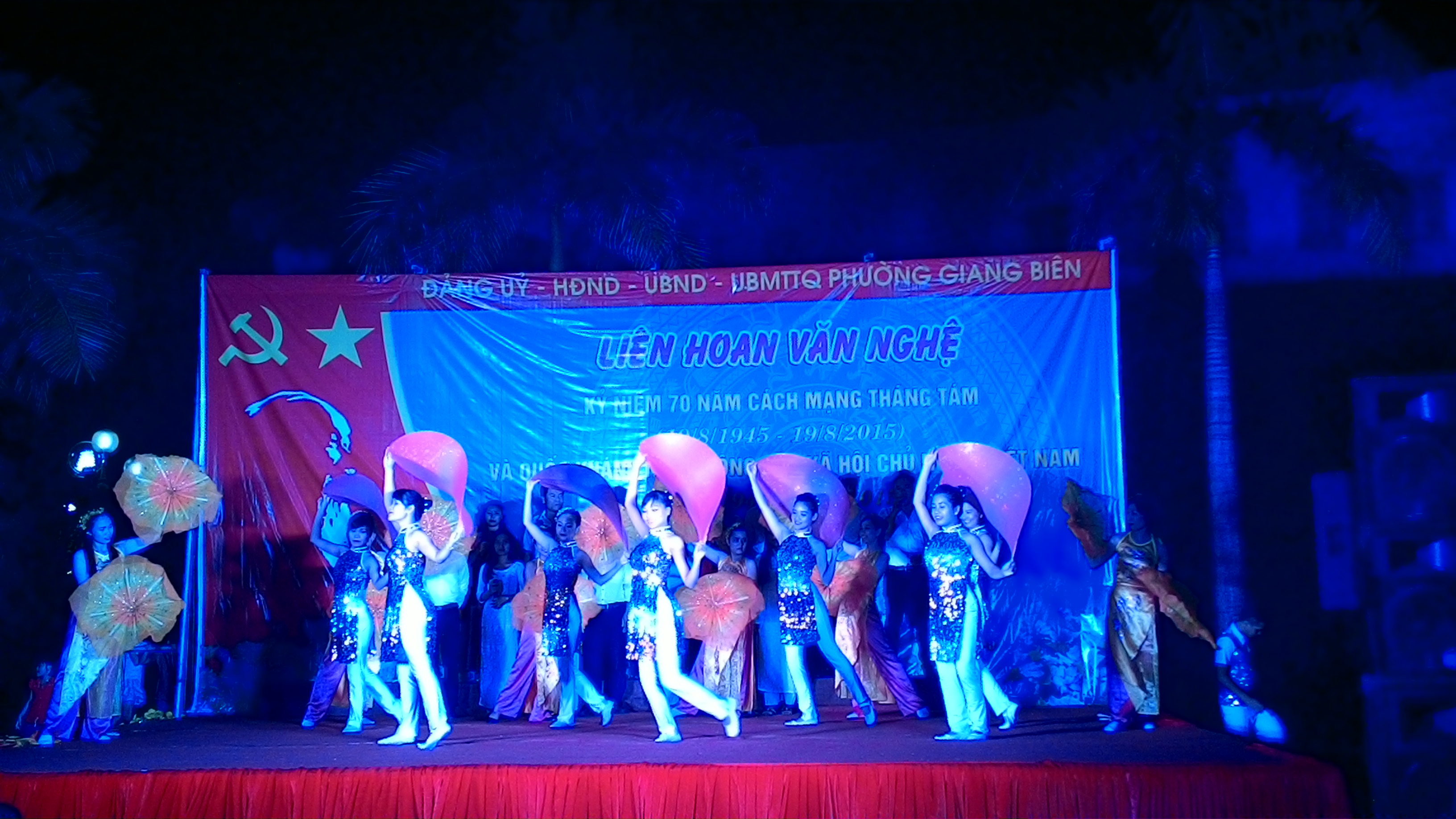 Các cô giáo trường mầm non đô thị Việt Hưng tham gia liên hoan văn nghệ phường Giang Biên 3.