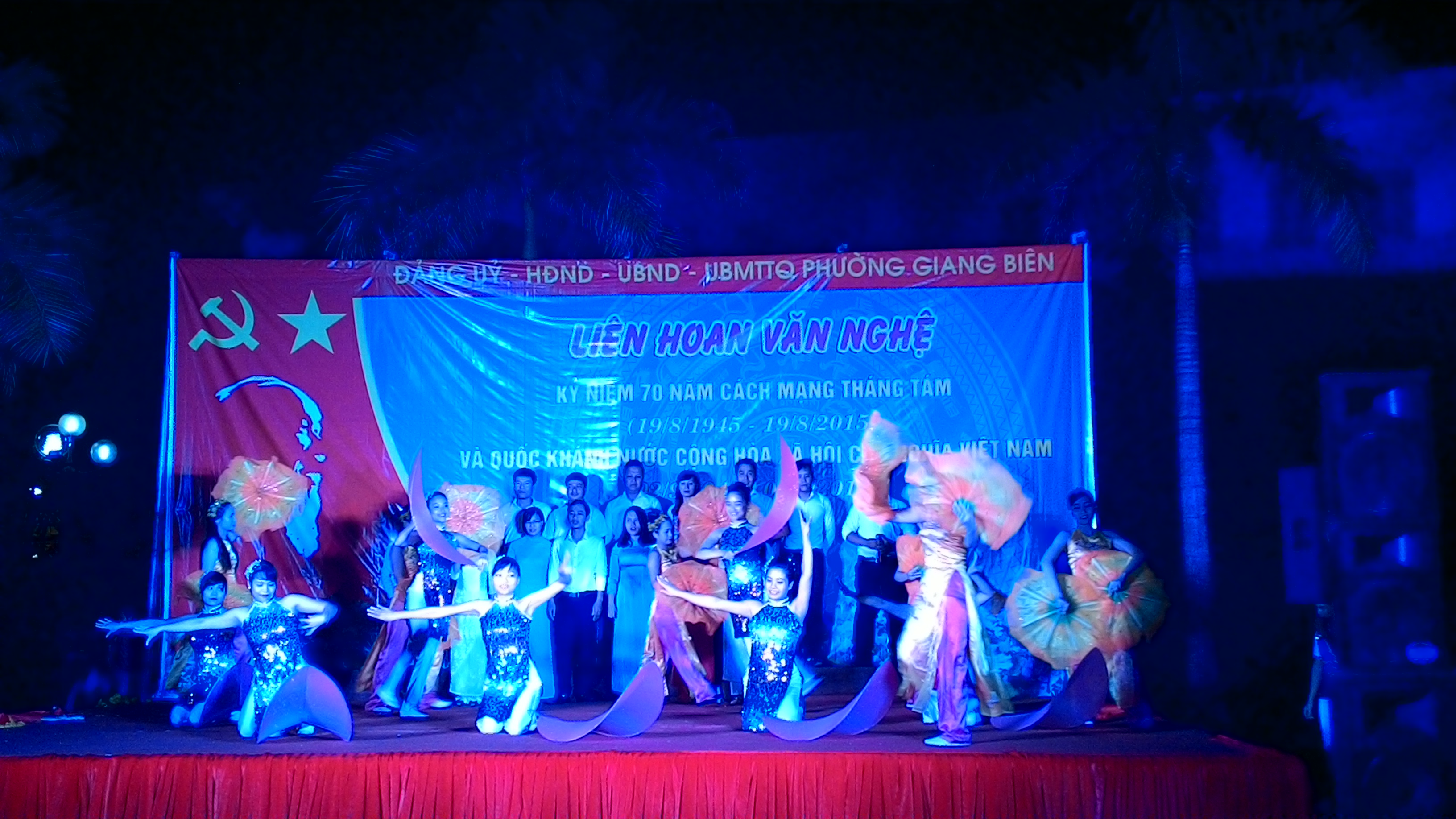 Các cô giáo trường mầm non đô thị Việt Hưng tham gia liên hoan văn nghệ phường Giang Biên 2.