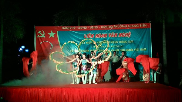 Các cô giáo trường mầm non đô thị Việt Hưng tham gia giao lưu văn nghệ phường Giang Biên.