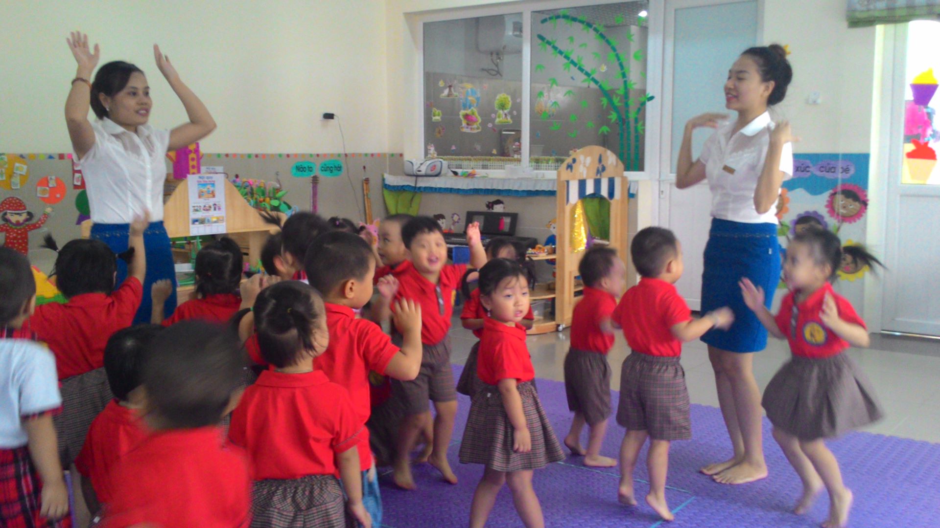 Lớp chúng mình cùng nhau múa hát.