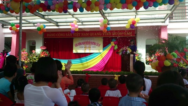 Đ/c Trần Thị Hoàng Lâm - Hiệu trưởng nhà trường tuyên bố khai giảng năm học mới 2015-2016