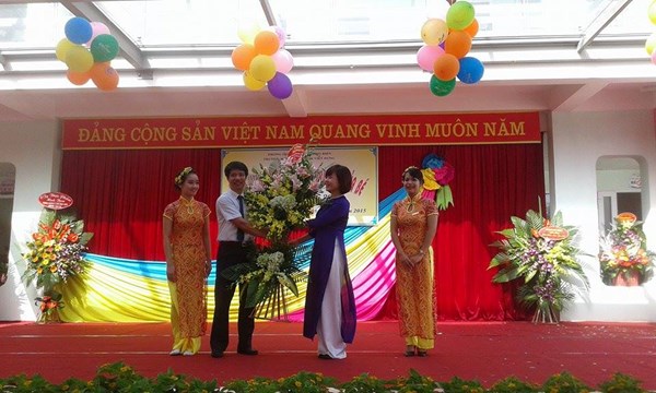 Đ/c Đào Mạnh Chung Phó bí thư thường trực Đảng ủy phường Giang Biên tặng hoa nhà trường.