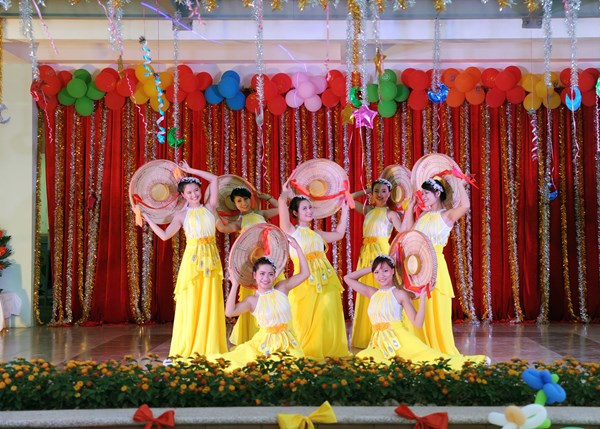 Tiết mục múa: “Hương sắc Việt Nam” do các cô giáo biểu diễn.