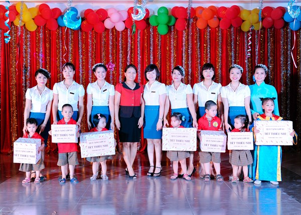 Bà Ngô Thị Hoa - Phó phòng GD & ĐT quận Long Biên lên tặng quà cho các con nhân ngày Tết thiếu nhi 1 - 6  