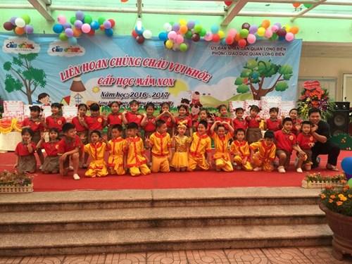 Không khí hào hứng, sôi nổi khi tham gia “Liên hoan chúng cháu vui khỏe” cấp quận năm học 2016-2017 của các bé trường MN Đô Thị việt Hưng.