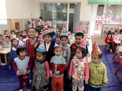 (Tin ảnh)Trường MN Đô thị Việt Hưng tổ chức tiệc Buffet và mừng sinh nhật trẻ tháng 3.