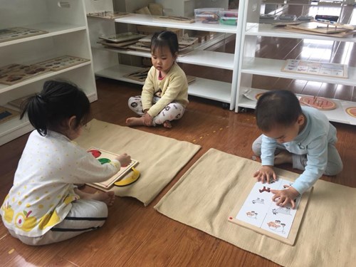 Một buổi hoạt động ở phòng Montessori của các bé lớp D2.