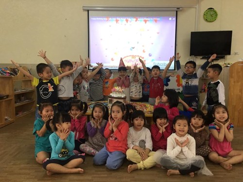 Các bạn lớp B3 chúc mừng sinh nhật Nam Phong và Phương Mai!
