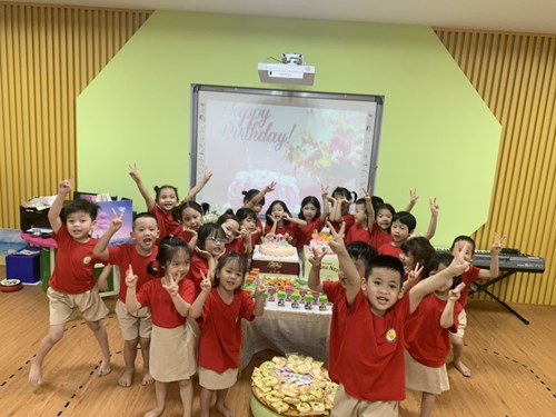 Lớp unis Mango với hoạt động mừng sinh nhật bạn Bích Châu và Phúc An