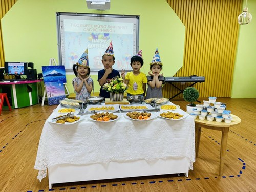 lớp Unismango với hoạt động liên hoan tiệc buffe và sinh nhật các bé tháng 4