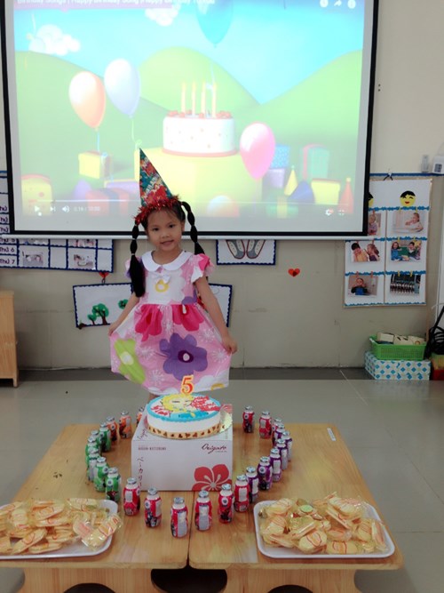 Cô và các bạn lớp B1 mừng sinh nhật Quỳnh Phương tròn 5 tuổi, chúc con hay ăn chóng lớn, xinh đẹp, học giỏi, vâng lời ông bà, bố mẹ và các cô.