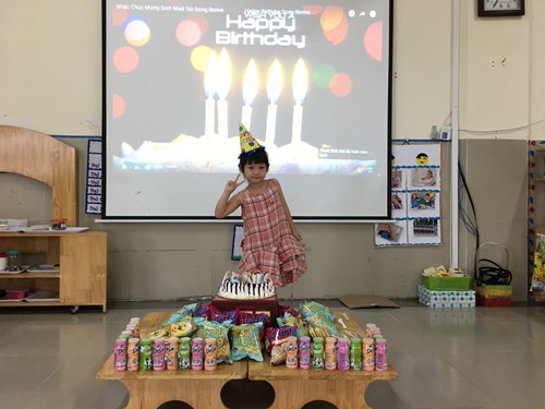 Cô và các bạn lớp B1 tưng bừng tổ chức sinh nhật bạn Minh Ngọc.