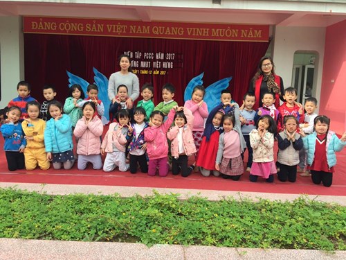 Buổi diễn tập kỹ năng thoát nạn khi có hoả hoạn và phòng cháy chữa cháy cho trẻ của trường mầm non đô thị Việt Hưng