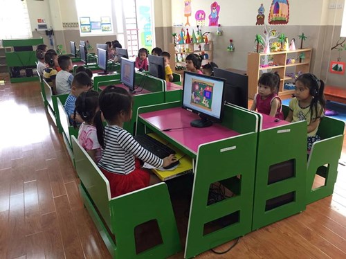 Các bạn nhỏ lớp C5 hoạt động trên phòng Kidsmart