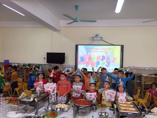 Các bạn nhỏ lớp C5 tham gia tiệp buffet mừng sinh nhật tháng 4