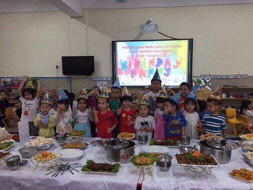 Các bé lớp mẫu giáo bé C5 tham gia tiệc buffet sinh nhật tháng 5,6,7