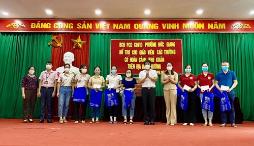 BCĐ PCD COVID phường Đức Giang hỗ trợ cho giáo viên các trường có hoàn cảnh khó khăn trên địa bàn phường