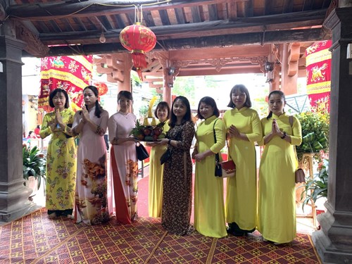 Trường mầm non Đức Giang làm lễ dăng hương tại lễ hội truyền thống đình làng Ô Cách.