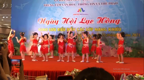 Đại diện các bé trong câu lạc bộ Năng khiếu của trường mn Đúc Giang tham gia biểu diễn trong  Ngày lễ Lạc Hồng  năm 2021