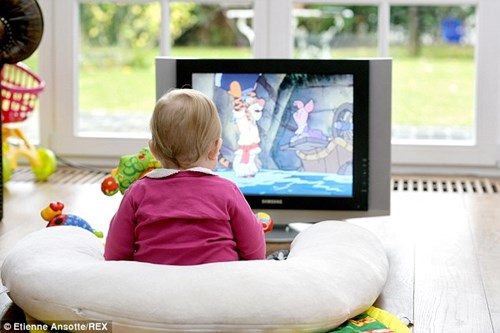 Vì sao trẻ 3 tuổi không nên xem ti vi
