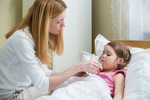 Hướng dẫn phụ huynh cách chăm sóc trẻ tốt nhất tại nhà khi trẻ bị sốt trong mùa dịch vovid 19