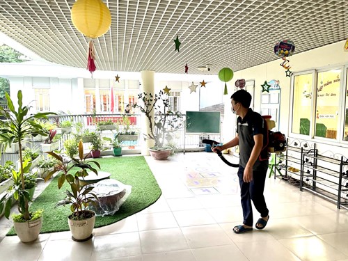 Trường Mầm non Đức Giang thực hiện phun thuốc muỗi tại các phòng học, khuôn viên nhà trường để phòng chống dịch bệnh truyền nhiễm