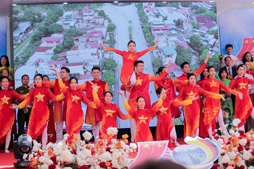 Giáo viên, nhân viên trường MN Đức Giang tham gia các tiết mục văn nghệ chào mừng Lễ kỷ niệm 40 năm Ngày thành lập phường Đức Giang, quận Long Biên
