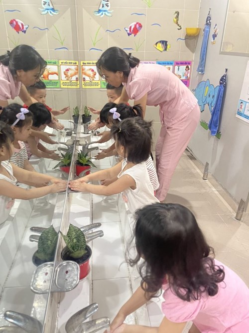 LỚP MGN B4: Kĩ năng tự phục vụ của trẻ mẫu giáo “ Thao tác rửa tay bằng xà phòng”