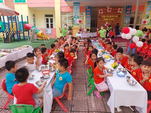 Trường mầm non đức giang tổ chức liên hoan tiệc buffet cho trẻ năm học 2022 - 2023
