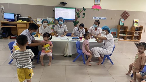 Trường Mầm non Đức Giang tổ chức khám sức khỏe định kỳ cho trẻ năm học 2022-2023