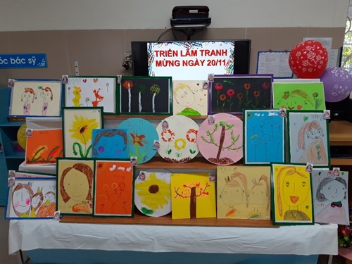 Lớp a4 chào mừng ngày 20/11 với hoạt động làm tranh tặng cô giáo