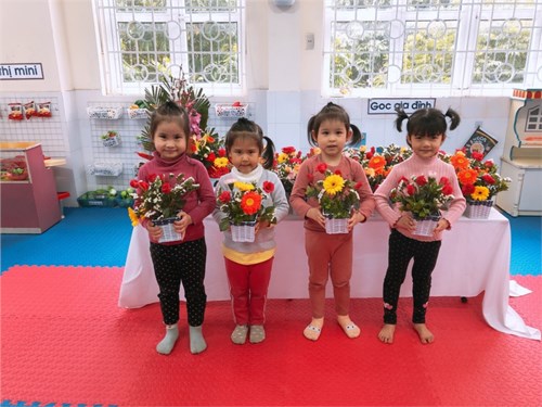 Hoạt động trải nghiệm cắm hoa chào mừng quốc tế phụ nữ 8/3 của các bé lớp mẫu giáo nhỡ b1
