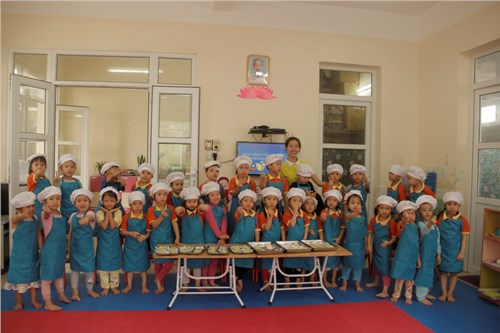Các bé lớp MGN B1 tham gia hoạt động trải nghiệm làm bánh bao chay
