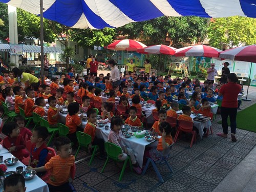 Trường mầm non đức giang tổ chức tiệc buffet cho bé năm học 2019 - 2020