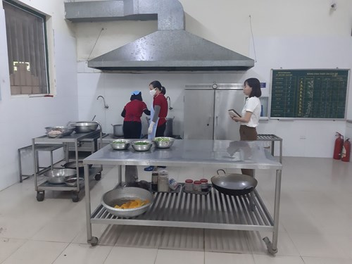 Nhân viên bếp khu 1 tham gia  Hội thi quy chế  năm học 2020- 2021