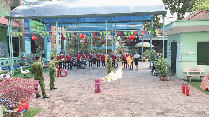 Buổi tập huấn phòng cháy chữa cháy của cán bộ, giáo viên, nhân viên trường mầm non Giang Biên