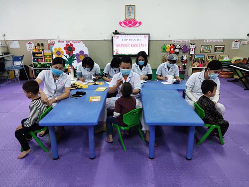 Trường mầm non Giang Biên tổ chức khám sức khỏe định kì lần 1 cho trẻ và CBGVNV năm học 2020-2021