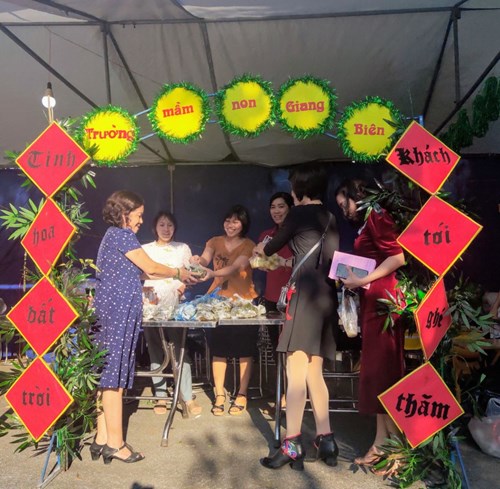 Trường mầm non Giang Biên tham gia  Hội chợ quê  tại Phường Giang Biên