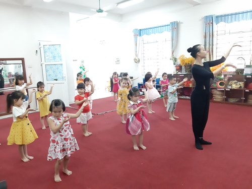 Giờ học năng khiếu  múa của  các bé trường mầm non Giang Biên
