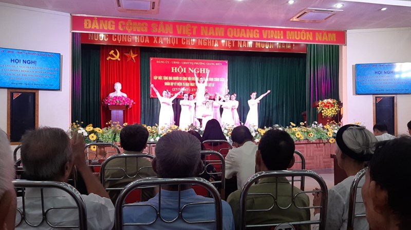 Biểu diễn văn nghệ hướng tới kỷ niệm ngày thương binh liệt sĩ 27/7 tại UBND Phường Giang Biên