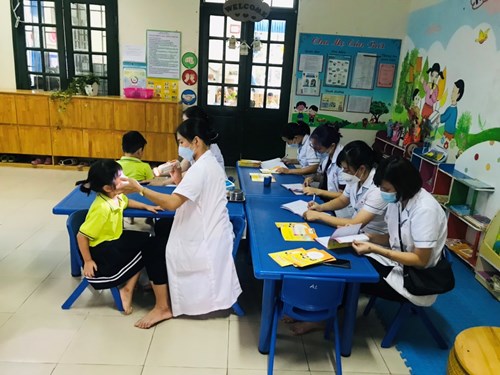 Nhà trường phối hợp với Trạm y tế phường tổ chức khám sức khỏe cho học sinh