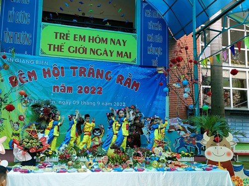 Trường mầm non Giang Biên tổ chức Tết trung thu 2022 cho các bé