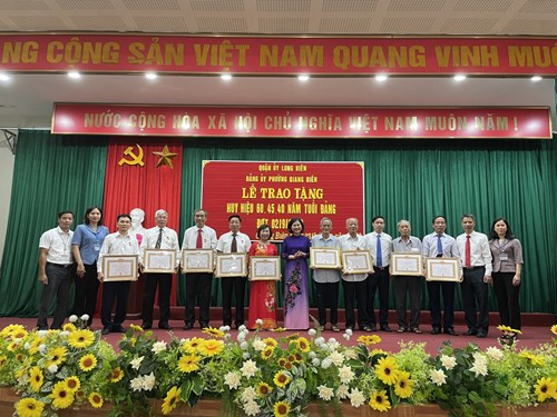 Tham dự  Lễ trao tặng huy hiệu Đảng  tại UBND Phường Giang Biên