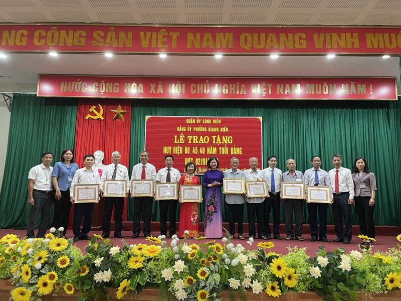 Tham dự  Lễ trao tặng huy hiệu Đảng  tại UBND Phường Giang Biên