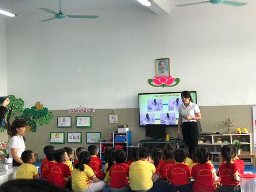 Cô giáo Nguyễn Thị Oanh dự thi giáo viên giỏi năm học 2019- 2020