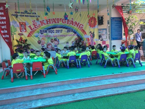 Tiệc buffet trong ngày hội toàn dân đưa trẻ đến trường