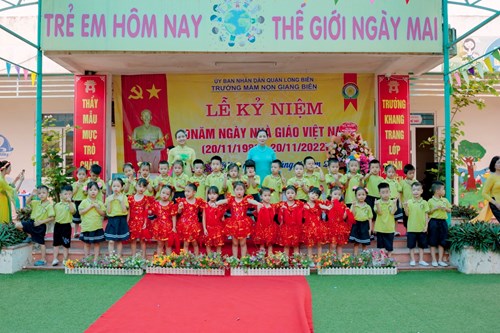 Cô và trò lớp MGL A4 tham gia lễ kỷ niệm 40 năm ngày nhà giáo Việt Nam 20/11