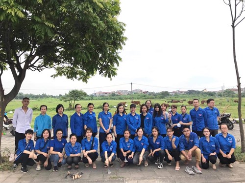 Chi đoàn trường MN Gia Quất đã phối hợp cùng Đoàn Phường Thượng Thanh tham gia trồng cây tại tuyến đường Đặng Vũ Hỷ